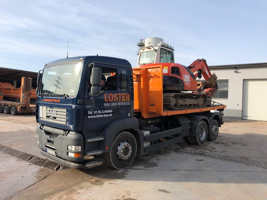 Loster Lkw mit Bagger