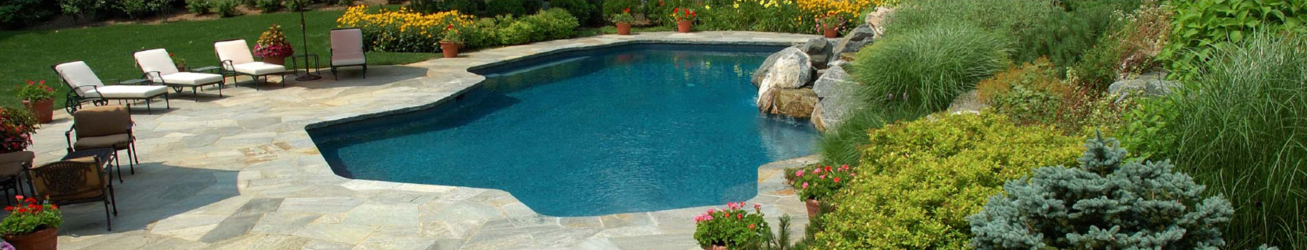 Swimming-Pool in Garten