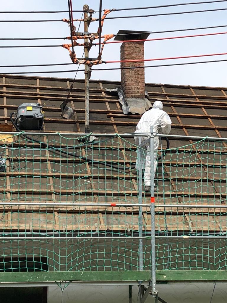 Asbestsanierung auf Dach mit Stromleitung